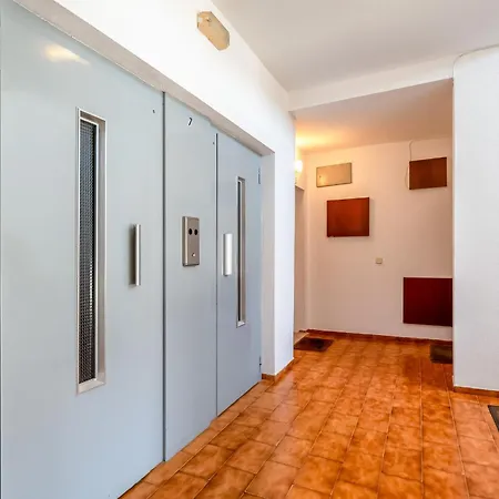 Bright 2bdr Flat In By Lovelystay