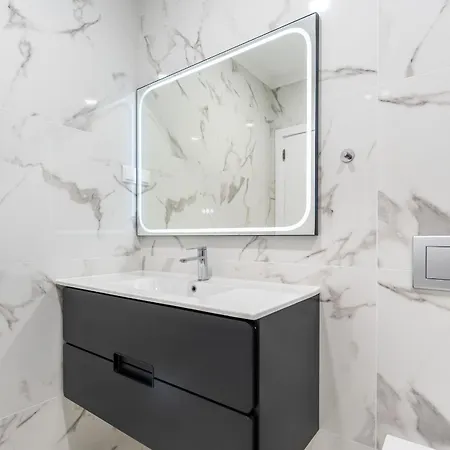 Apartment Bright 2bdr Flat In By Lovelystay