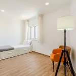 Bright 2bdr Flat In By Lovelystay Apartman *