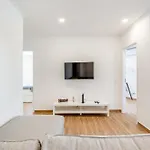 Bright 2bdr Flat In By Lovelystay *