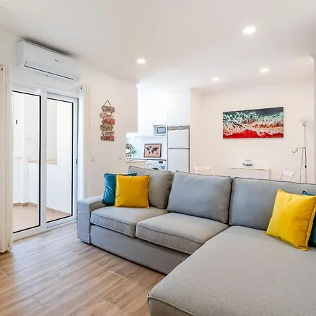 Apartman Bright 2bdr Flat In By Lovelystay