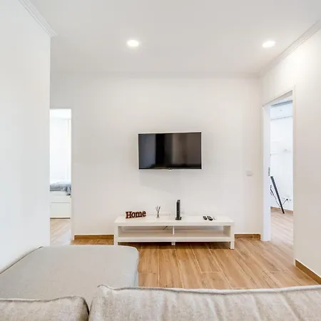 Bright 2bdr Flat In By Lovelystay *