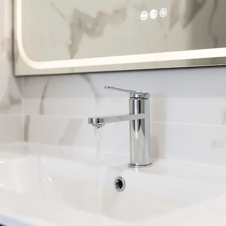 Bright 2bdr Flat In By Lovelystay Apartmán