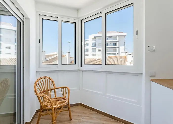 Bright 2bdr Flat In By Lovelystay *