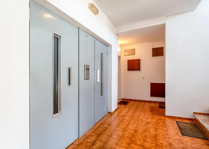 Bright 2bdr Flat In By Lovelystay