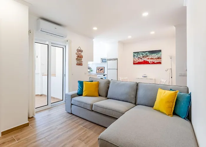 아파트 Bright 2bdr Flat In By Lovelystay