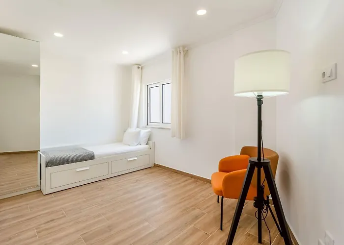 Bright 2bdr Flat In By Lovelystay 아파트 *