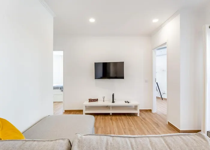 Bright 2bdr Flat In By Lovelystay *