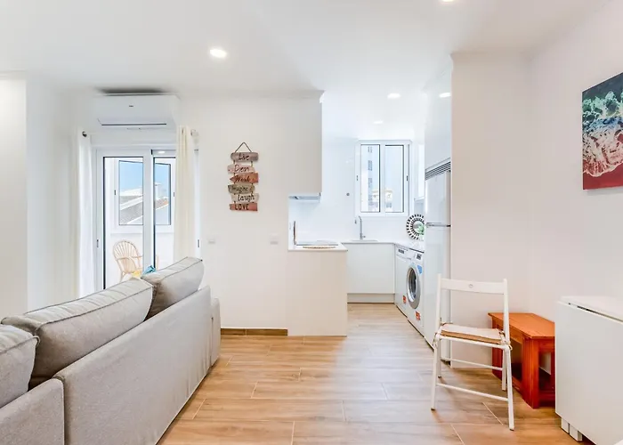 Bright 2bdr Flat In By Lovelystay