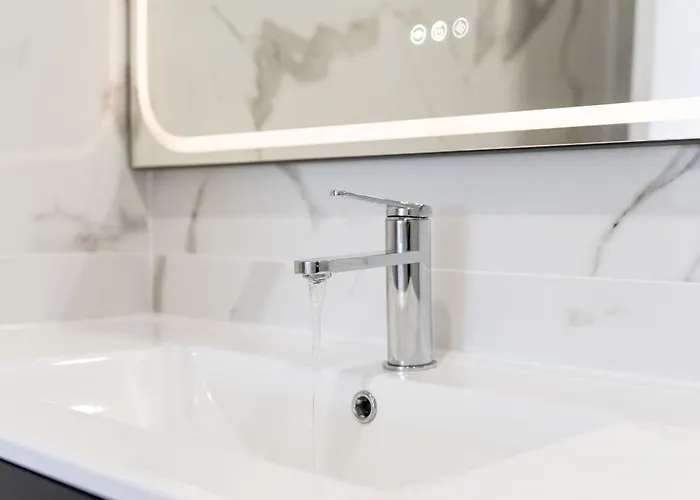 Bright 2bdr Flat In By Lovelystay 아파트